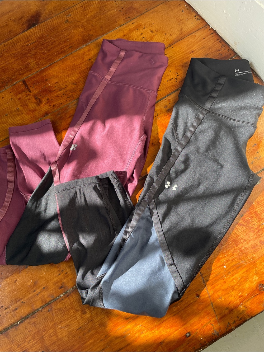 Under Armour Women's Colorblock Performance Leggings - Maroon & Black